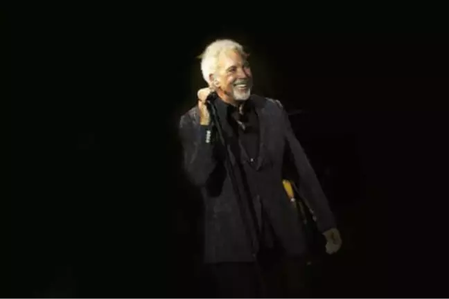 Tom Jones, Kulisin Zeminine Halı, Duvarına Siyah Perde İstedi