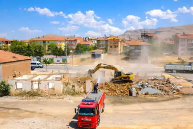 Selçuklu Mahallesinde Yolda Kalan Üç Yapının Yıkımı Gerçekleşti