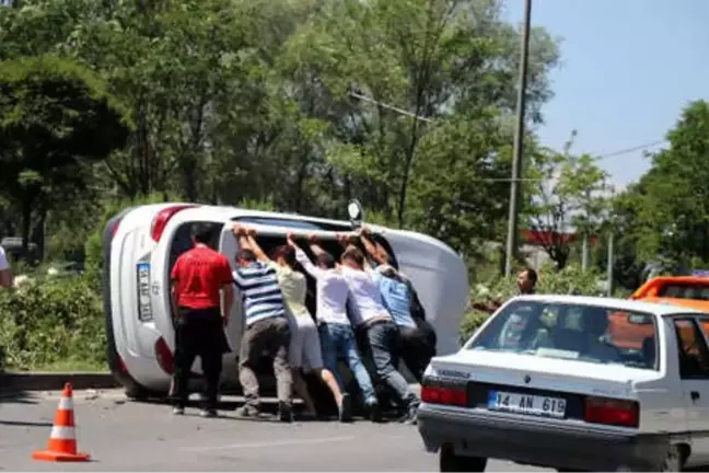Otomobille Çarpıştıktan Sonra Devrilen Ciptekileri Kurtarmaya Koştular