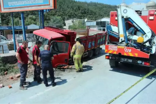 Kağıthane'de Kum Yüklü Kamyonet Duvara Çarptı: 1 Yaralı
