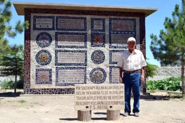 Evinin Bahçesine Taştan 'Zeki Müren Anıtı' Yaptı