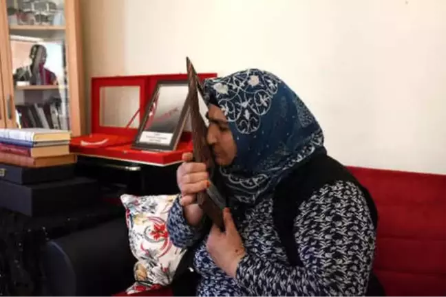 10 Aylık Oğluyla Şehit Olan Eşinin Doğum Gününü, Mezarı Başında Kutladı (2)