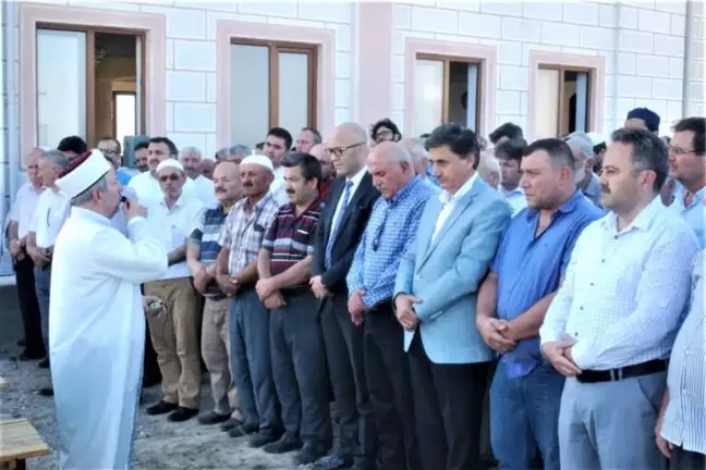 Eski Vali İpek'in Annesi Toprağa Verildi