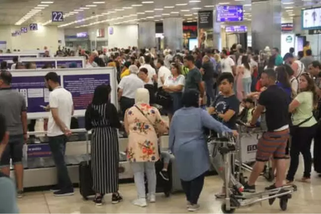 Atatürk Havalimanı'nda Tatil Dönüşü Yoğunluğu