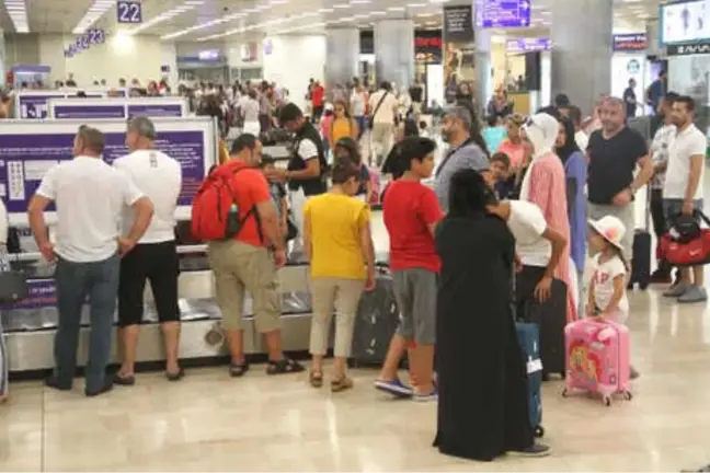 Atatürk Havalimanı'nda Tatil Dönüşleri Sürüyor