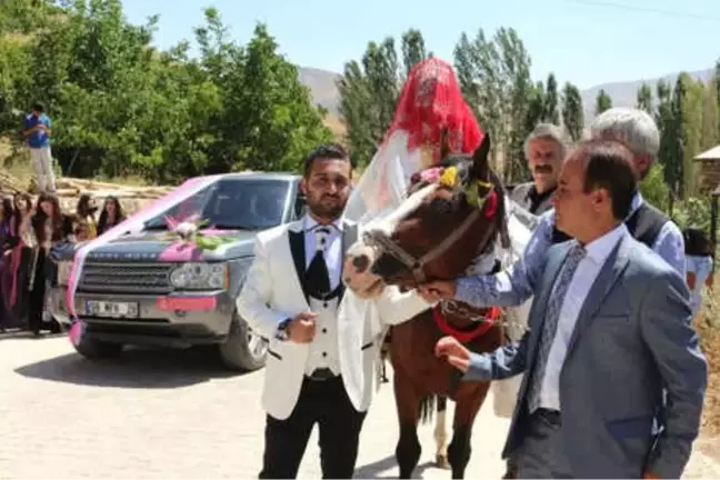 Hakkarili Gelin, Lüks Araç Yerine Ata Bindi