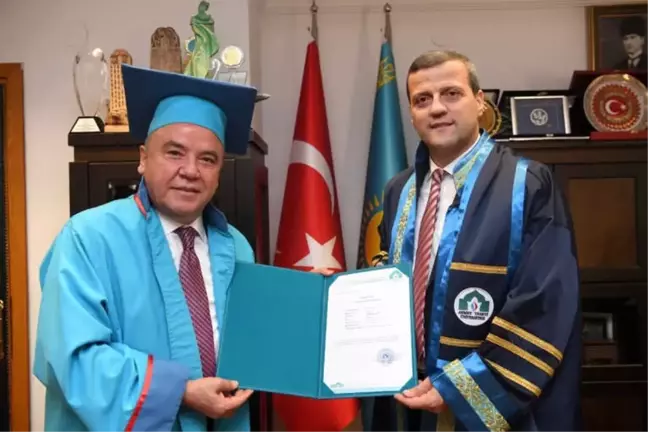 Başkan Böcek, 'Yüksek Lisans' Diplomasını Aldı