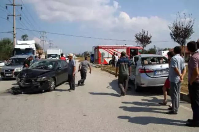 Düzce'de İki Otomobil Kavşakta Çarpıştı: 4 Yaralı