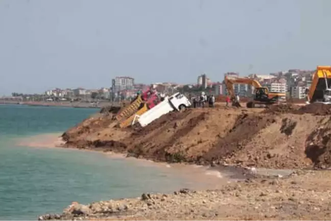 Trabzon'da Deniz Dolgusu Çöktü; 3 Kamyon Kıyıda Asılı Kaldı (2)