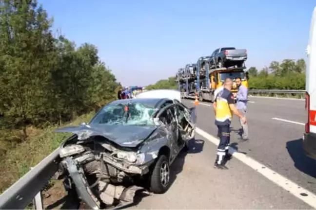 Düzce'de Otomobil Tır'a Çarptı: 3 Yaralı