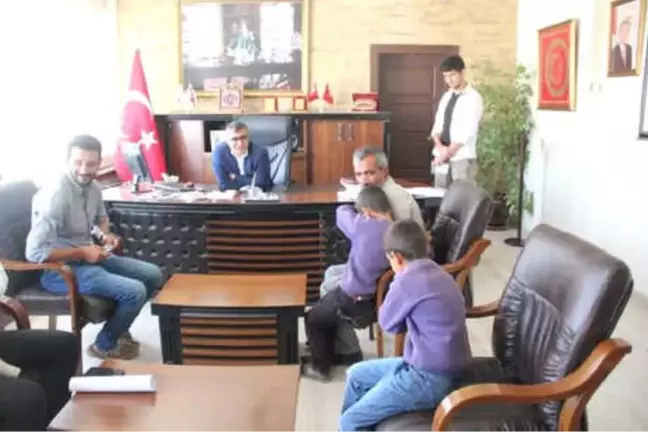Okula Gitmek İstemeyen İki Kardeşi Kaymakam İkna Etti