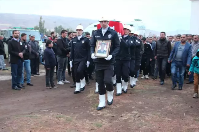 Kalp Krizi Geçiren Polis Memuru Toprağa Verildi