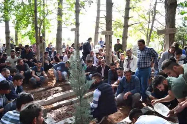 Baraj Gölünde Balık Avlarken Boğulan 3 Arkadaşın Cenazeleri Yan Yana Defnedildi