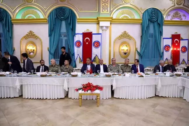 Kilis Valisi Tekinarslan'a Veda Yemeği