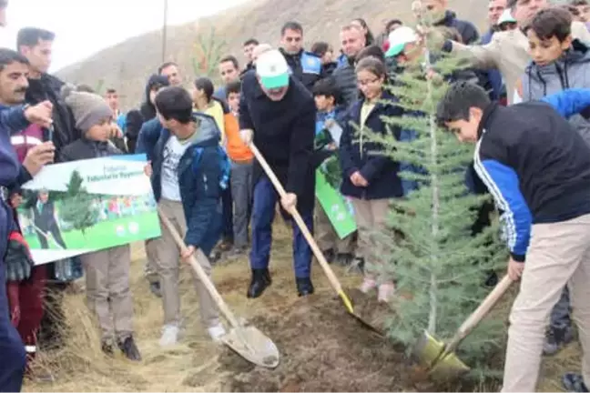 Hakkari'nin Yeni Valisi, Öğrencilerle Fidan Dikti