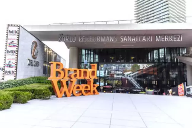 Brand Week Istanbul'da Ünlüler Geçici