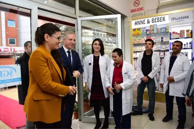 Eczacıda Çalışan Down Sendromlu Gence Vali Gül'den Sürpriz Ziyaret