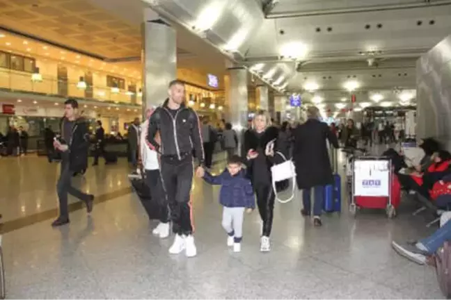 Ünlü İsimler Yılbaşı Tatili İçin Yurt Dışına Gitti