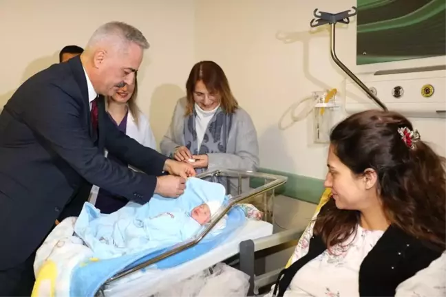 Isparta'da Yeni Yılın İlk Bebeklerine Vali'den Altın Ödülü