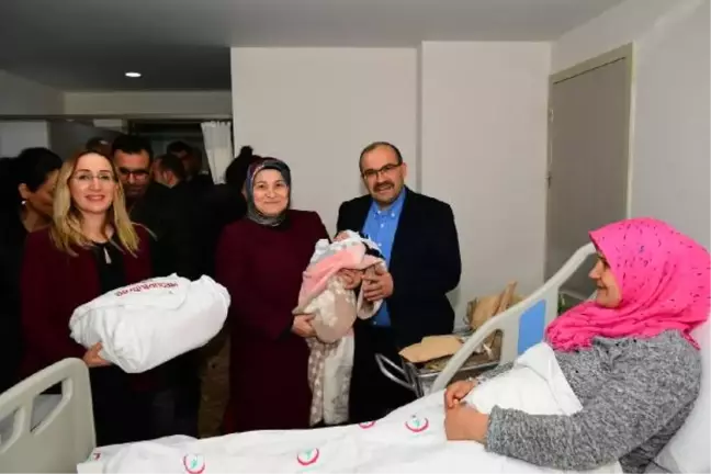 Trabzon'da Yeni Yılın İlk Doğan Bebeğine Vali'den Altın