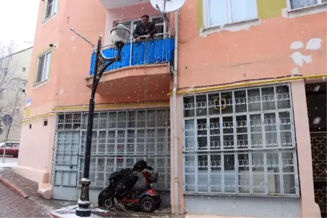 Engelli Aracını Çalınmasın Diye Balkonuna Zincirledi