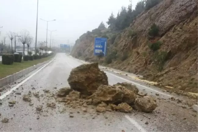 Adana'da Evleri Su Bastı, Araçlar Yolda Kaldı (3)