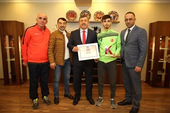 Dünya Şampiyonu Sporcudan Başkan Karabacak'a Ziyaret