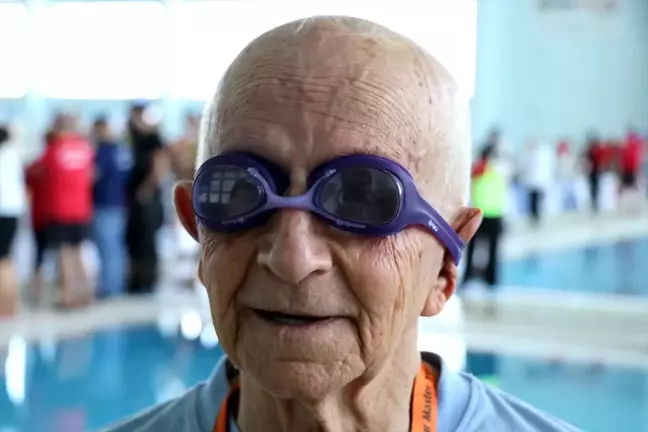 89 Yaşındaki Arısoy 74 Yıldır Kulaç Atıyor