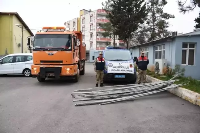 Yol Kenarındaki Demir Bariyerleri Sökerken Yakalandı