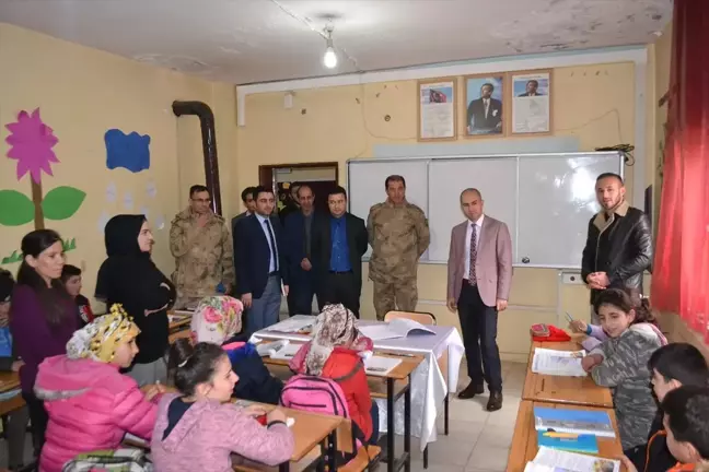 Kaymakamı Özadalı'dan Öğrencilere Hediye