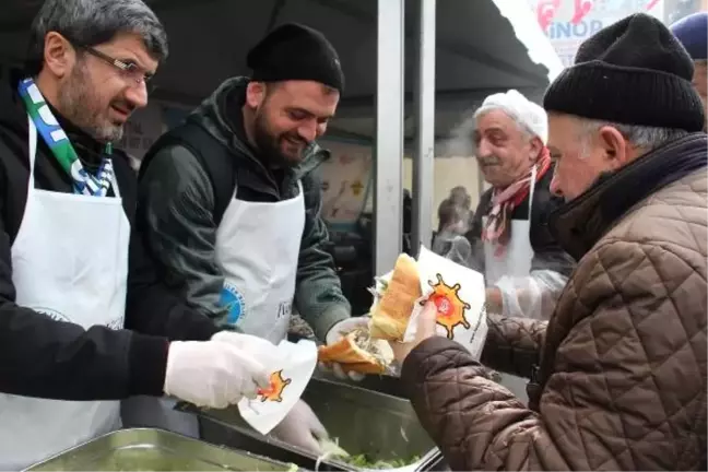 Ümraniye'de 6 Ton Hamsi Dağıtıldı