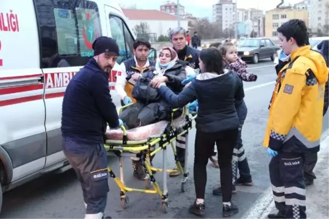Kayseri'de İki Otomobil Çarpıştı: 10 Yaralı