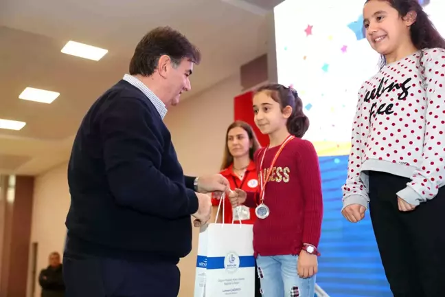 Geleceğin Yüzücüleri Bağcılar'da Şampiyonluk İçin Kulaç Attı
