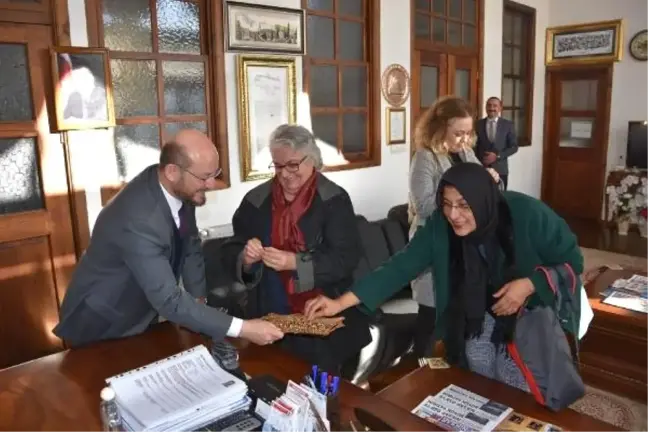 Niksar Belediye Başkanı'ndan Ziyaretçilere Bayrak Rozeti
