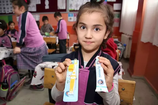 Şarkışla'da Öğrencilere Diş Macunu Dağıtıldı