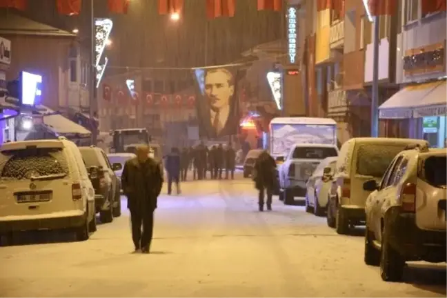 Posof'ta Yoğun Kar Yağışı Nedeniyle Kurtuluş Programı Ertelendi