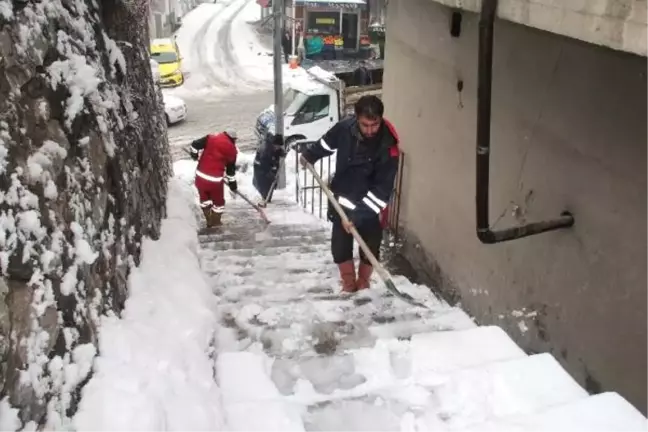 Bitlis'te Temizlik İşçilerinin Kar Mesaisi