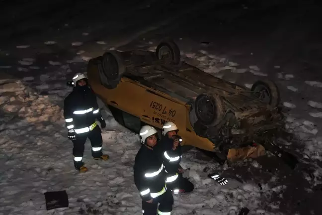 Muradiye'de Ticari Taksi Uçuruma Devrildi: 2 Yaralı