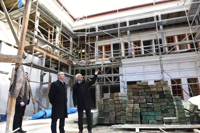 Tarihi Veli Paşa Hanı'nda Restorasyon Çalışmalar Devam Ediyor