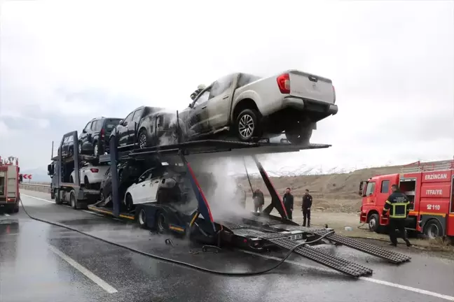 Erzincan'da Araç Yüklü Tırda Yangın