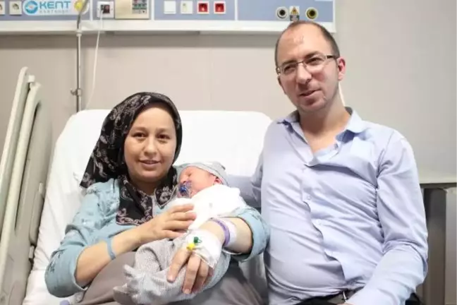 14 Mart Tıp Bayramı'nda Çocuğunu Kucağına Aldı 'Bayram' İsmini Koydu