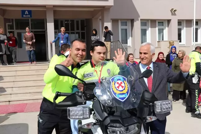 Down Sendromlu Öğrenciler Temsili Polis Oldu