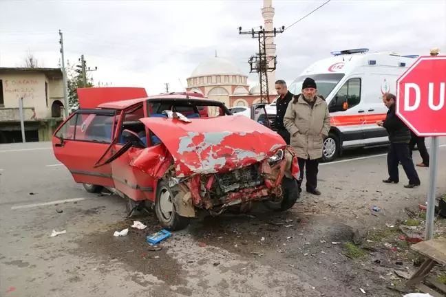 Samsun'da Otomobil ile Kamyonet Çarpıştı: 7 Yaralı