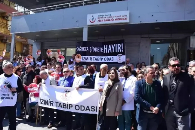 İzmir'de 200 Doktor 10 Kişinin Doktora Saldırısını Protesto Etti
