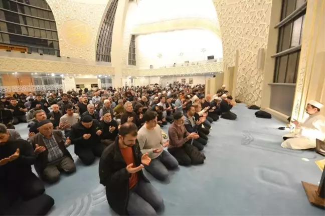 Köln'de Miraç Gecesi Eller Semaya Açıldı