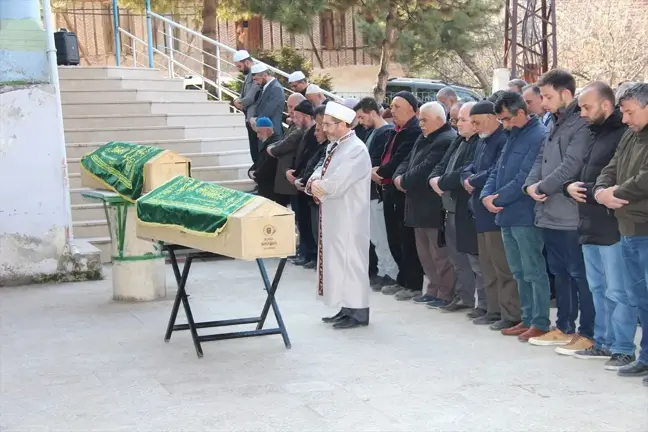Amasya'da Evlerindeki Yangında Ölen Yaşlı Çiftin Cenazeleri Defnedildi