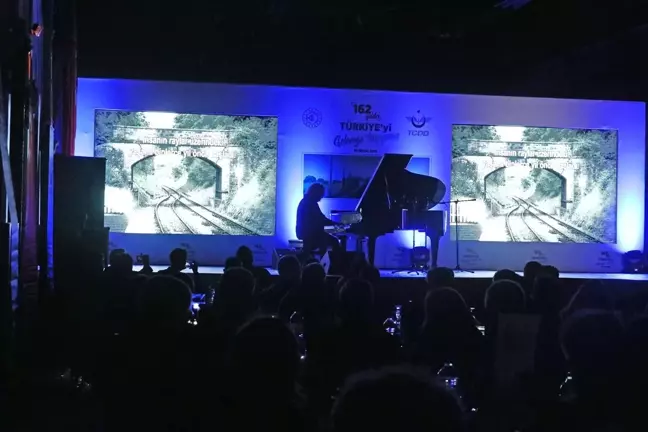 Tuluyhan Uğurlu'dan Alsancak Garı'nda Konser