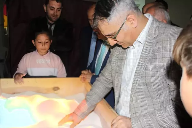 Öğrenciler Deney ve Buluşlarını Bilim Şenliği'nde Sergiledi