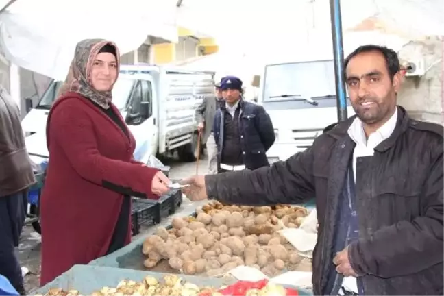 Ev Kadını, Yolda Bulduğu Parayı Sahibine Teslim Etti