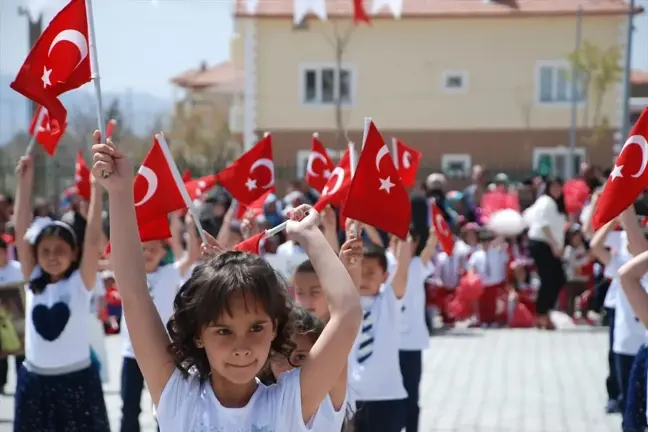23 Nisan Ulusal Egemenlik ve Çocuk Bayramı Kutlanıyor